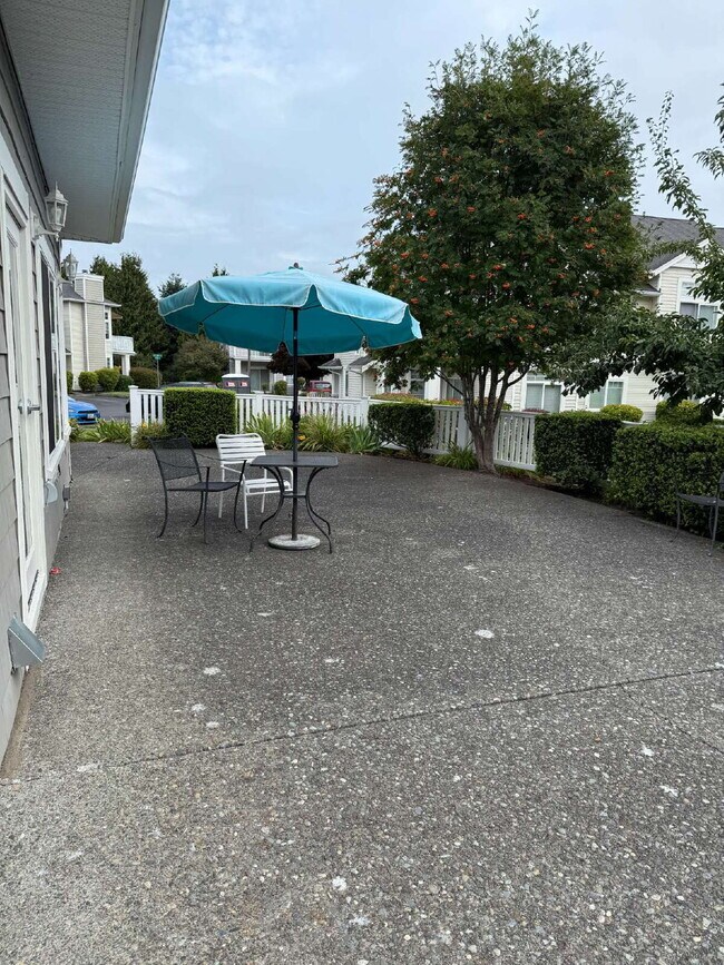Building Photo - The Lakes @ Kent Community Condo Unit Avai...