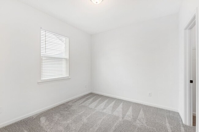 Building Photo - 121 Shadowdale Ln