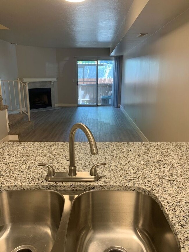 Building Photo - Spacious 2 Bed 1.5 Bath Townhome in Murray...