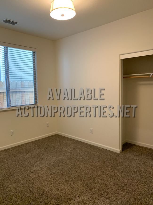 Building Photo - Solar - Whitney Ranch Brand New Home! 3Bed...
