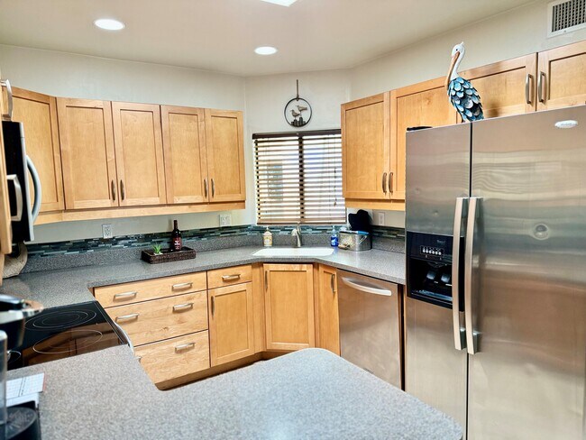 Building Photo - 650 E Camino Alteza