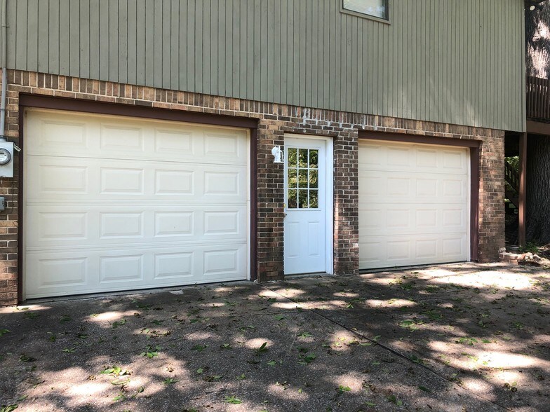 Two Car Garage - 1117 Henry Dr
