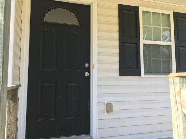 Building Photo - CHARMING 3 BEDROOM HOME IN NEW BERN!
