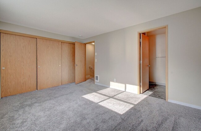 Building Photo - SALMON CREEK ~ WATERS EDGE CONDOS~ LARGE 2 Bd 2.5 Ba!