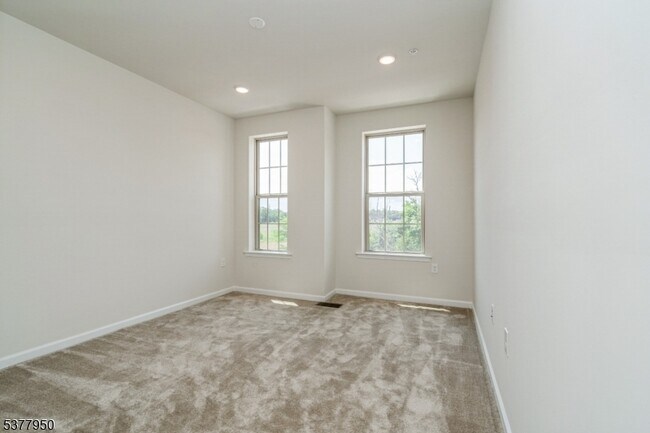 Building Photo - 27 S Davenport St