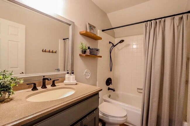 Building Photo - Quiet Cul De Sac Home