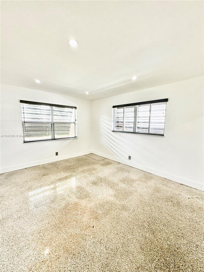 Building Photo - 975 NE 40th St