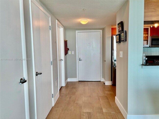 Building Photo - 1800 N Bayshore Dr