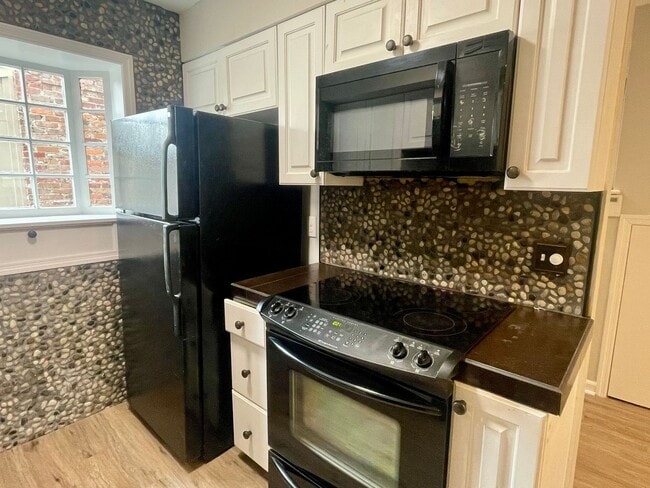 Building Photo - Townhome with Pool!