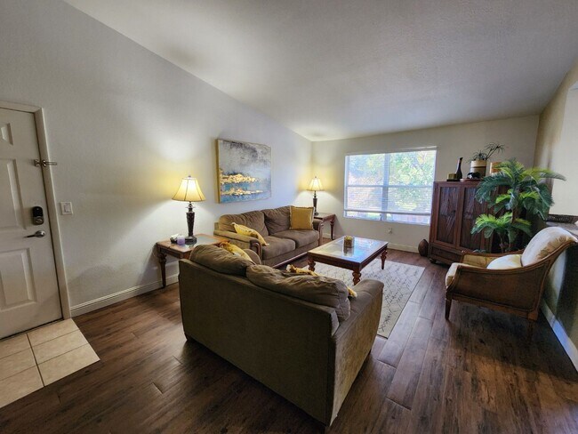 Building Photo - Gated 2 Bedroom Condo - Furnished