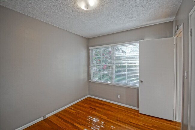 Building Photo - CHARMING, BRIGHT & AIRY HOLLYGLEN HOME W/ BEAUTIFULLY LANDSCAPED FRONT & REAR YARDS W/ PATIO BLOC...
