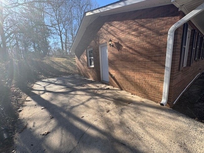 Building Photo - ****** HALF OFF FIRST FULL MONTH OF RENT!! ******