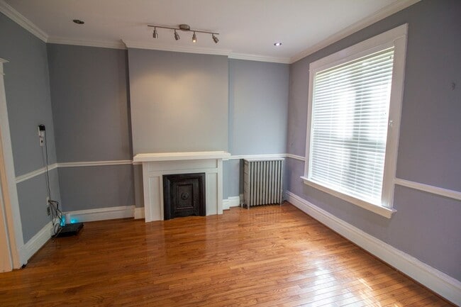 Building Photo - 2 bed/1 bath, Single-family Home! Modern and spacious with off-street parking and a relaxing back...