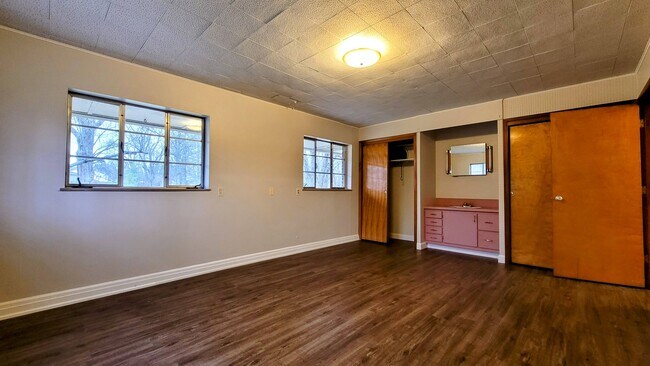 Building Photo - 495 Compton Rd