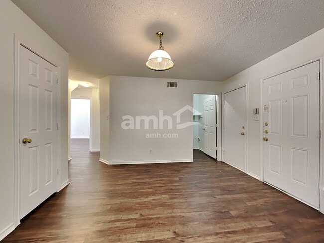 Building Photo - 1008 Kenbob Cir