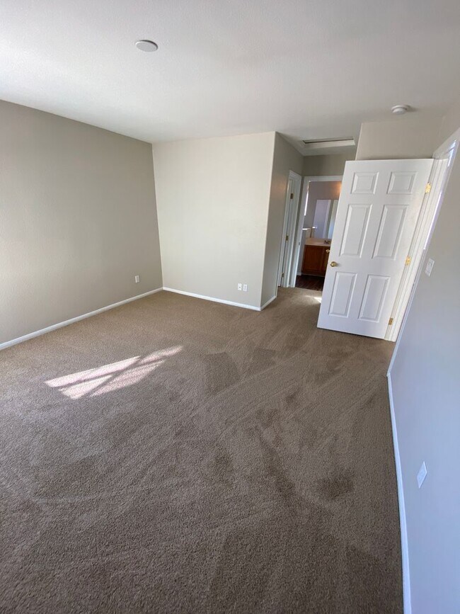 Building Photo - AMERICANA Property Mgmt - Freshly remodele...