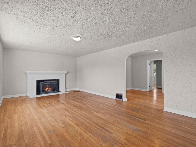 Building Photo - 2 bed, 1 bath with built in office near UNR