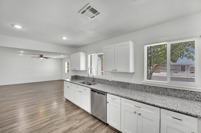 Building Photo - 1050 E Hassett Ave