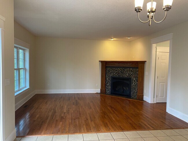 Building Photo - West AVL - Modern Craftsman Style 3 Bedroom