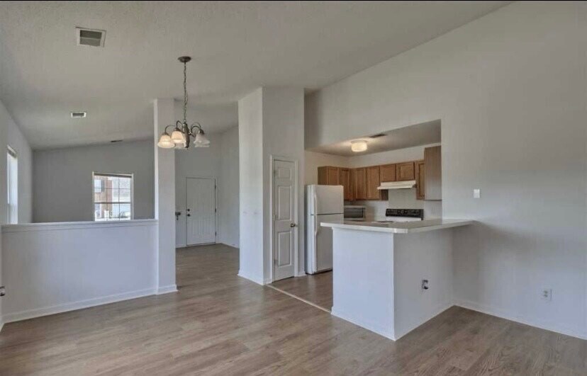Building Photo - 210 Seven Pines Ct