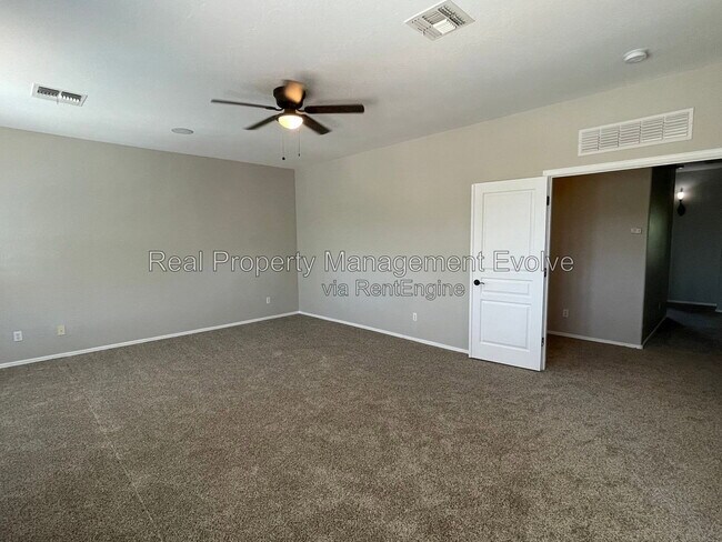 Building Photo - 3632 W Jacksonville Dr