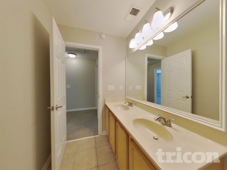 Building Photo - 241 Branch Valley Dr