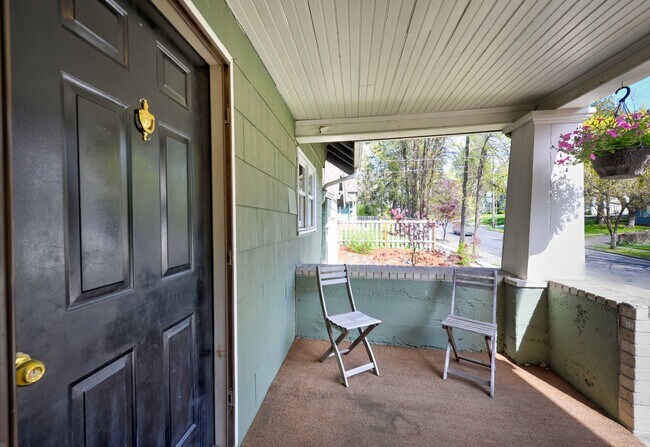 Building Photo - Beautiful Craftsman Bungalow on the edge of the Historic Fort Russell Dristrict