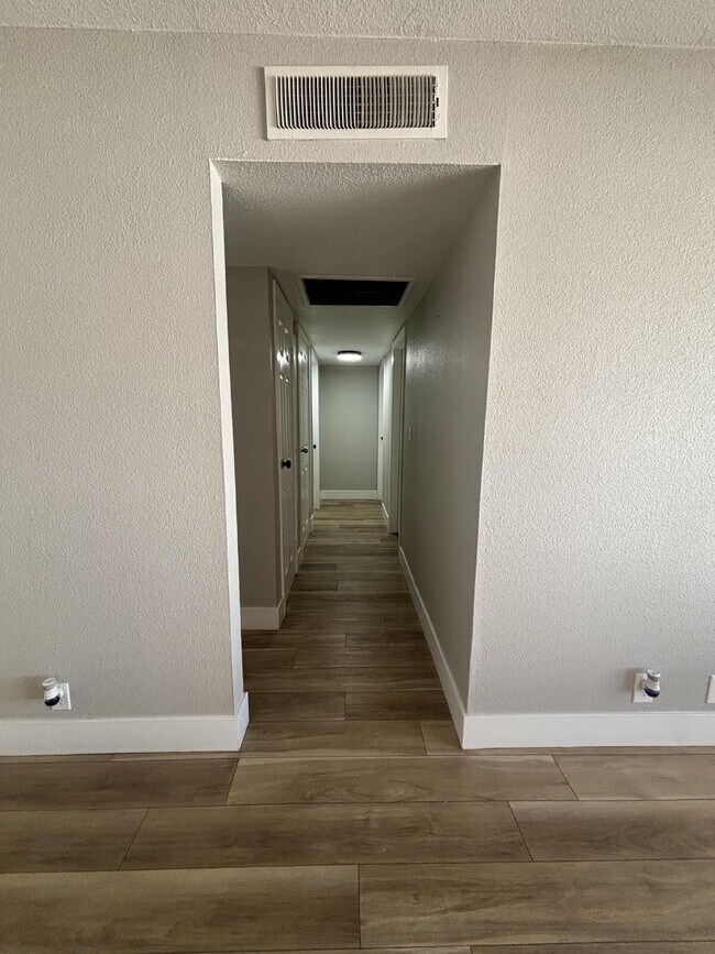 Building Photo - 3BR/2BA Single-Story — Minutes to Strip & Airport