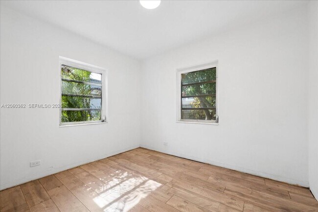 Building Photo - 2750 SW 26th St