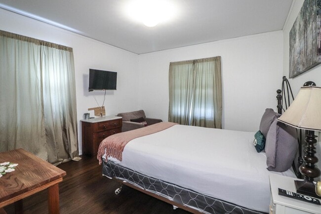 Building Photo - Nice Midtown Bungalow