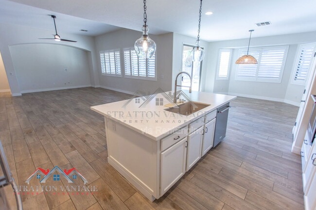 Building Photo - 661 E Julian Dr