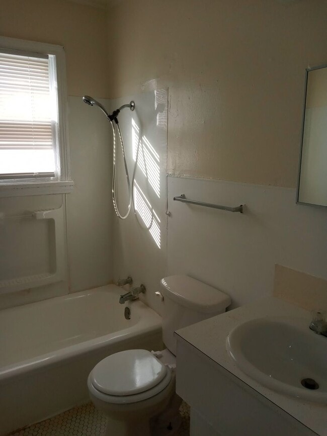 Building Photo - Nice 1 bed, 1 bath Duplex