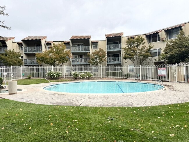 Building Photo - Great Shape Livermore Condo in Sonata Community with many Upgrades.