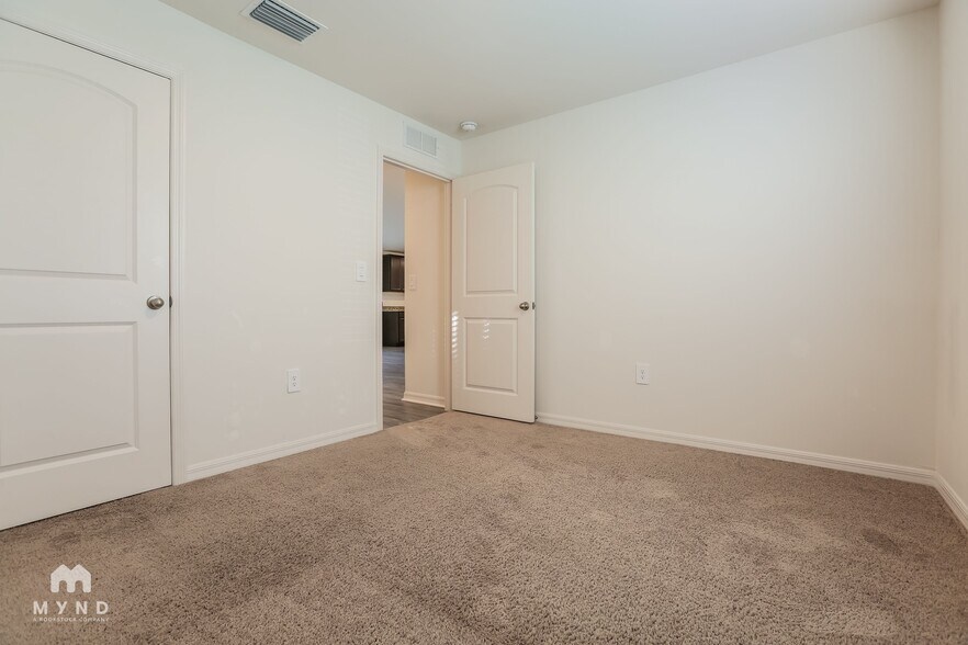 Building Photo - 5725 Centro Ave