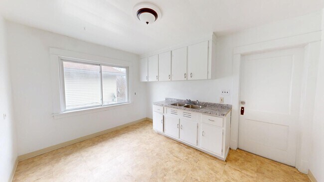 Building Photo - 2 bedroom/1 bath (upper unit)- 1ST MONTH FREE IF LEASE SIGNED BY 10/15