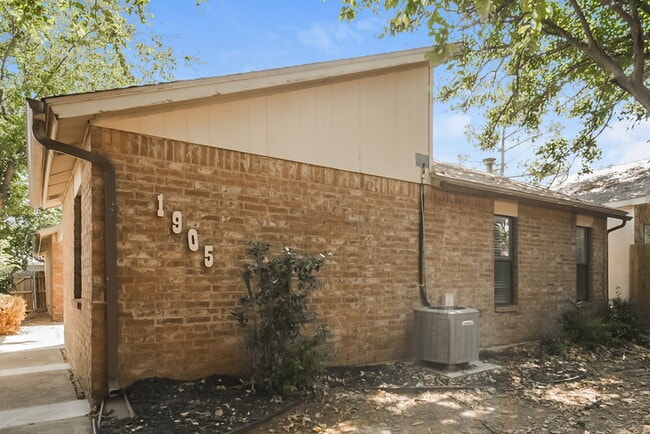 Building Photo - 1905 Oakhurst Ave