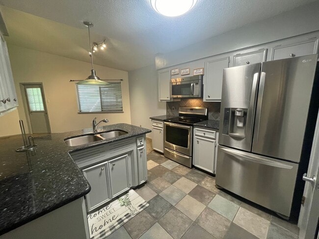 Building Photo - This spacious 3-bedroom, 2-bathroom apartment