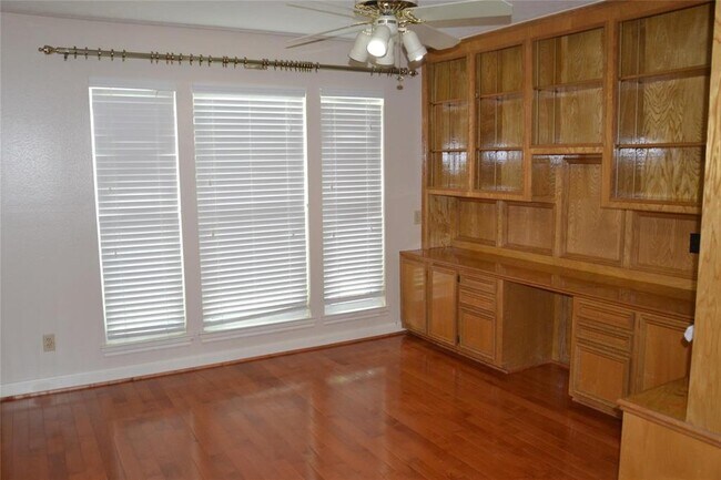 Building Photo - 15127 Greenleaf Ln
