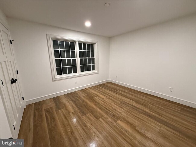 Building Photo - 1087 Mt Tom Rd