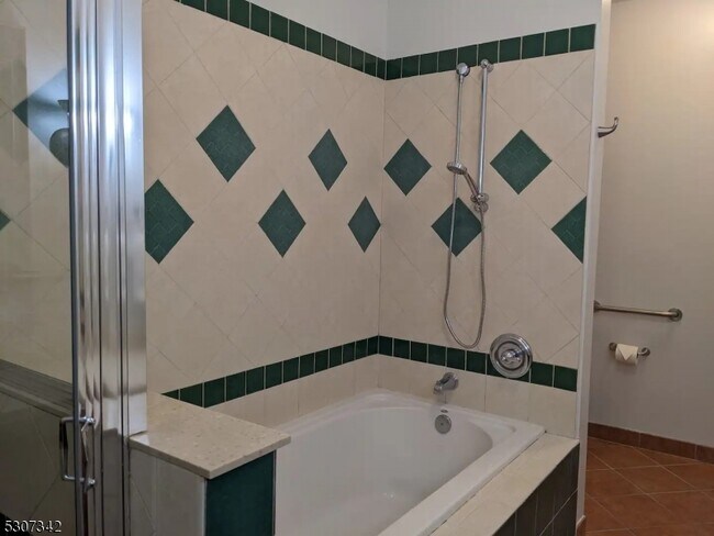 Building Photo - 3-13 Maple Cres