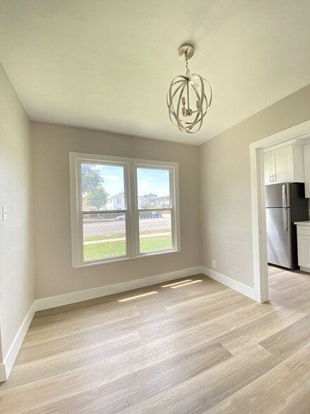 Dining room - 2620 S Barrington Ave