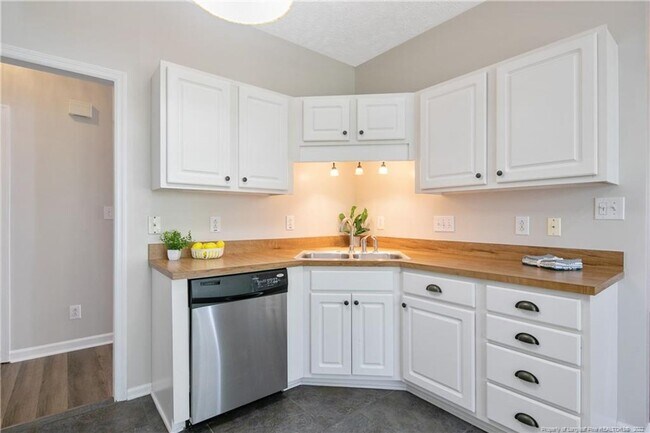 Building Photo - 1535 Dixon Dr