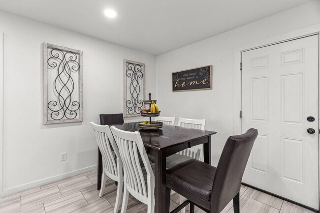 Building Photo - 4 bed 3 bath