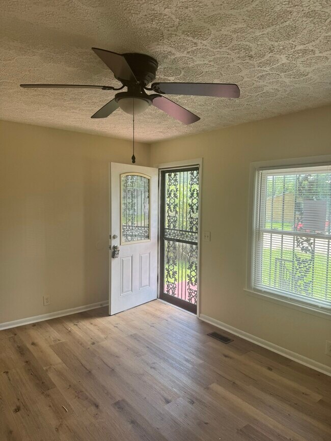 Building Photo - 3004 Lytle Dr
