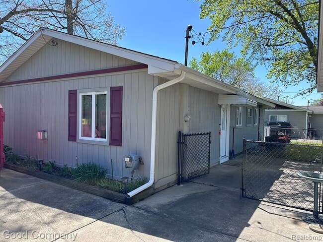 Building Photo - 6284 Woodsdale Dr