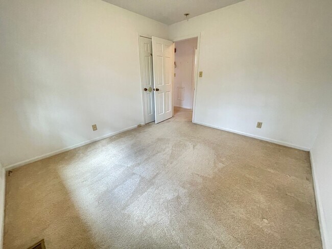 Building Photo - Lovely 3br 2ba home in quiet Chapel Hill neighborhood, walking distance to McDougle Elementary!