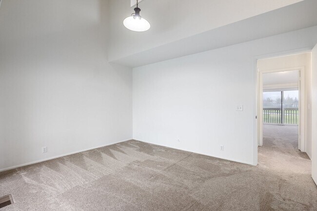 Building Photo - Conveniently Located Racquet Club Condo