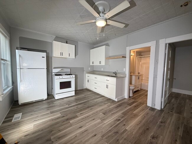 Building Photo - 227 White St