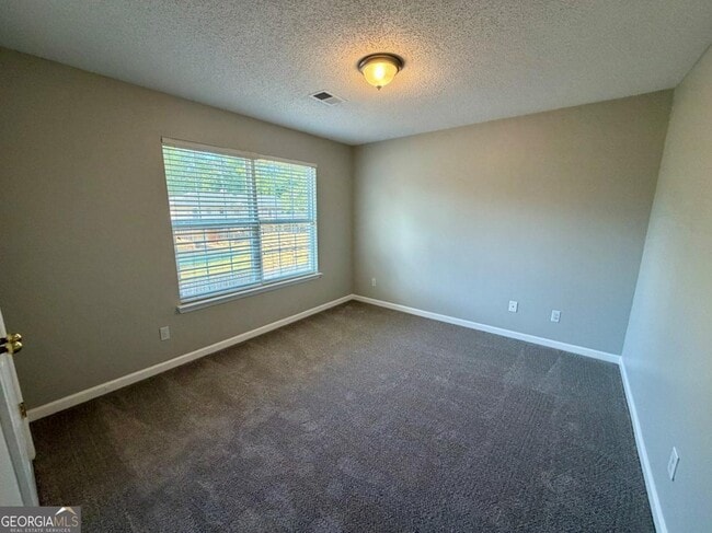 Building Photo - 15 Lakeside Cir