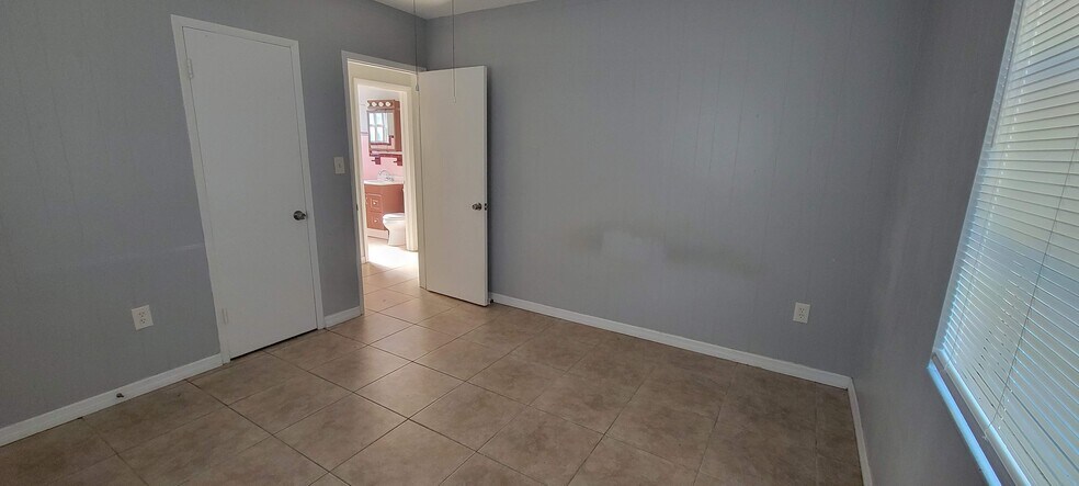 Building Photo - 2439 2nd Avenue SE